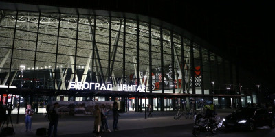 U sklopu priprema za "Ekspo 2027" započeta je izgradnja železničke pruge Zemun polje - Aerodrom Nikola Tesla - Nacionalni stadion, čime će kompleks u Surčinu biti i železničkim putem povezan sa centrom grada, izjavio je ministar finansija Siniša Mali.