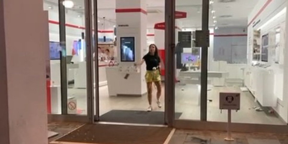 Drama u Knez Mihajlovoj! Australijanka ušla u radnju i počela da lomi i baca telefone (VIDEO)
