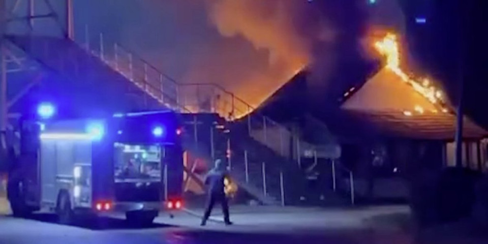 Ogromna buktinja u Kraljevu! Vatra progutala objekat kod autobuske stanice, sve je spaljeno! (VIDEO)