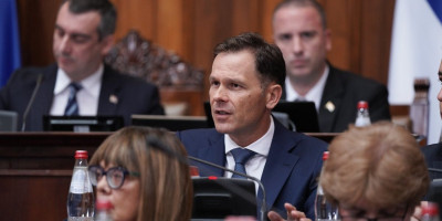 Ministar finansija Siniša Mali izlagao je na prvoj sednici redovnog jesenjeg zasedanja za čiji je dnevni red predloženo 47 tačaka, a kao prva tačka predviđeno je razmatranje Predloga zakona o posebnim uslovima za evidentiranje i upis prava na nepokretnostima.