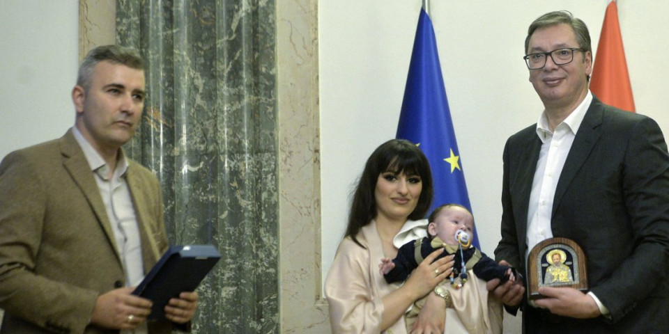 Predsednik Vučić kumovao malom Lazaru! "Pitaću patrijarha da ga krsti!"