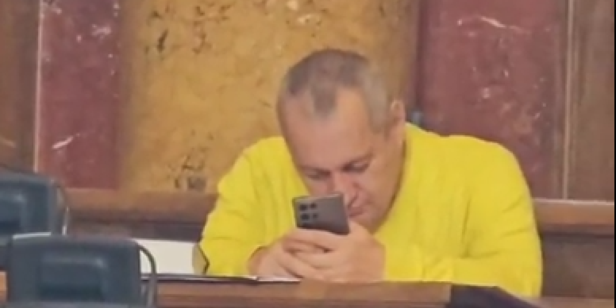 Šta to radi Milivojević u Skupštini? Isplivao šok snimak poslanika - ovo je sve ostavilo bez reči (VIDEO)