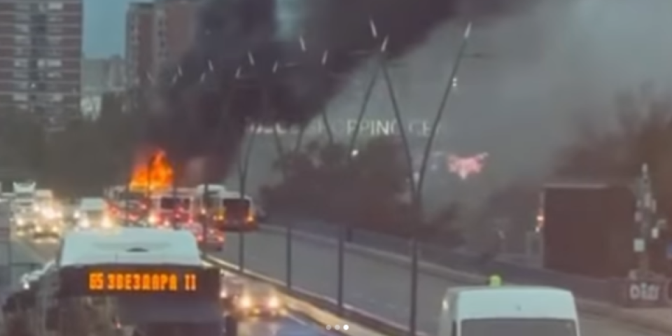 Dramatični prizor na Brankovom mostu! Izgoreo autobus, potpuni kolaps u saobraćaju (VIDEO)