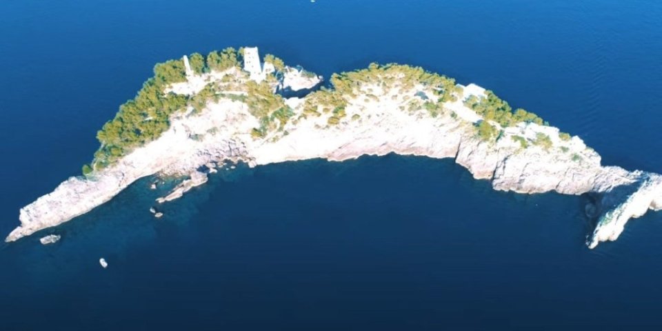 Dobro čuvana tajna na obali Amalfi! Čudesno delfin ostrvo - mesto na koje nije moguće otići bez dozvole vlasnika (VIDEO)