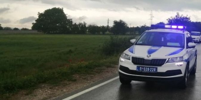 Žestok sudar kamiona i automobila! Srča i delovi rasuti po ulici (VIDEO)