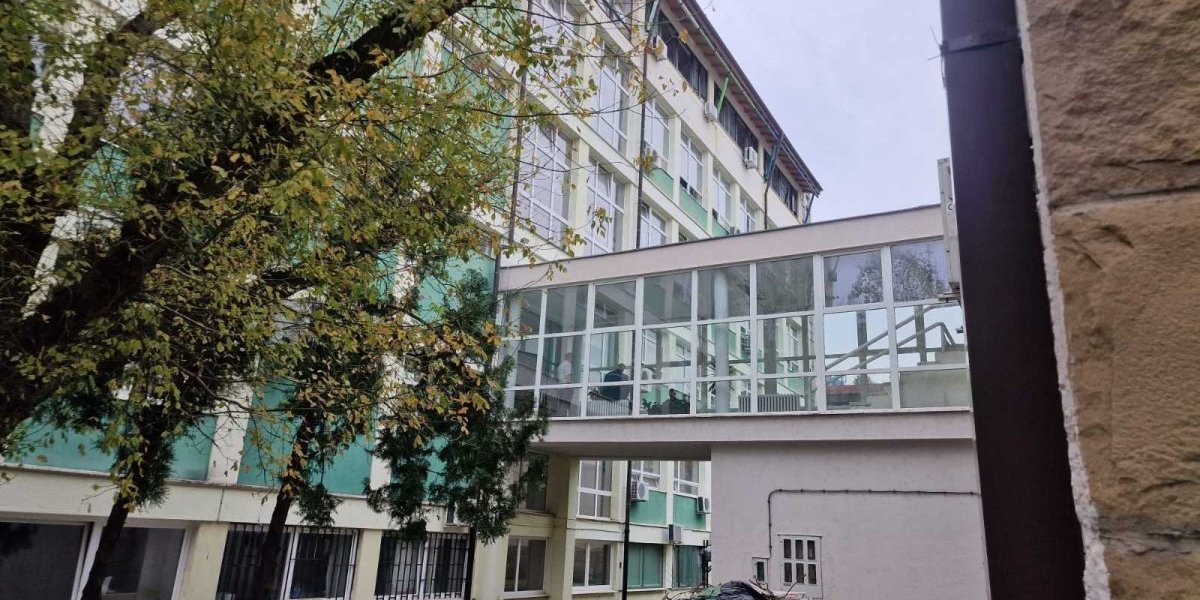 Prve fotografije uviđaja nakon pada devojke na Fakultetu tehničkih nauka u Novom Sadu