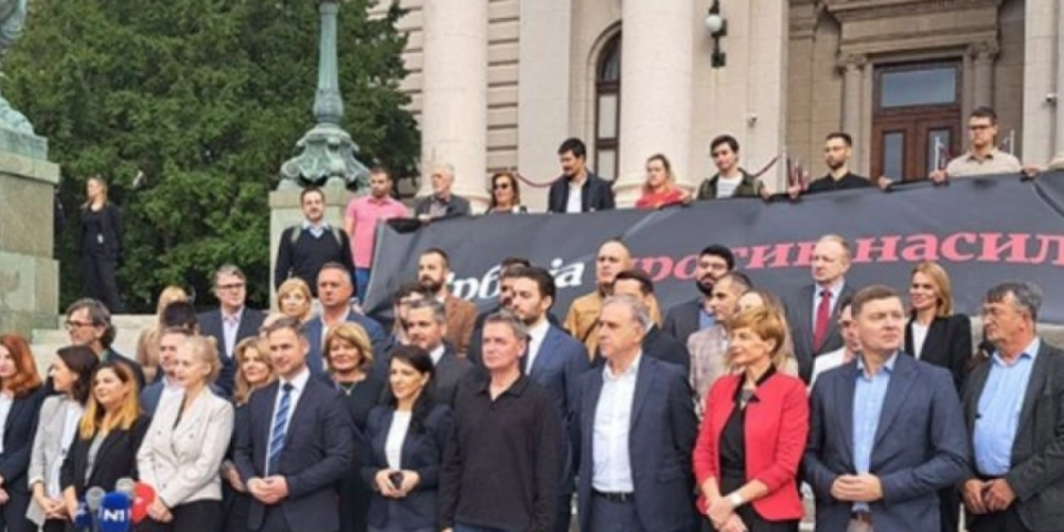 Žuto preduzeće ponovo u pohodu na džepove građana - Đilas i njegovih 30 razbojnika ispred Skupštine (FOTO)