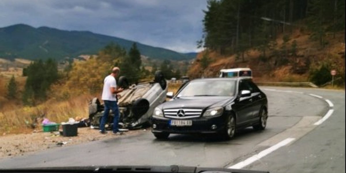 Automobil proklizao i završio na krovu! Saobraćajna nesreća kod Kremne (FOTO)