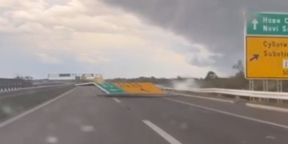 Olujni vetar čupa saobraćajne znakove: Jedan se sručio Ispred vozila u pokretu na autoputu (VIDEO)