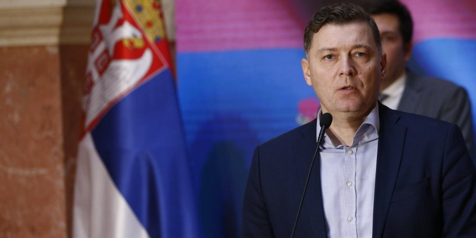 Deo tajkunske koalicije, pa ga briga! Zelenoviću smešno što se Vučić bavi penzionerima i studentima!