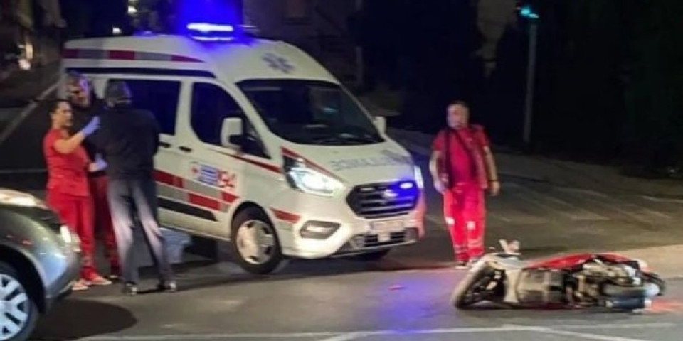 Motociklista leteo tri metra! Sa teškim povredama kičme prevezen u Beograd