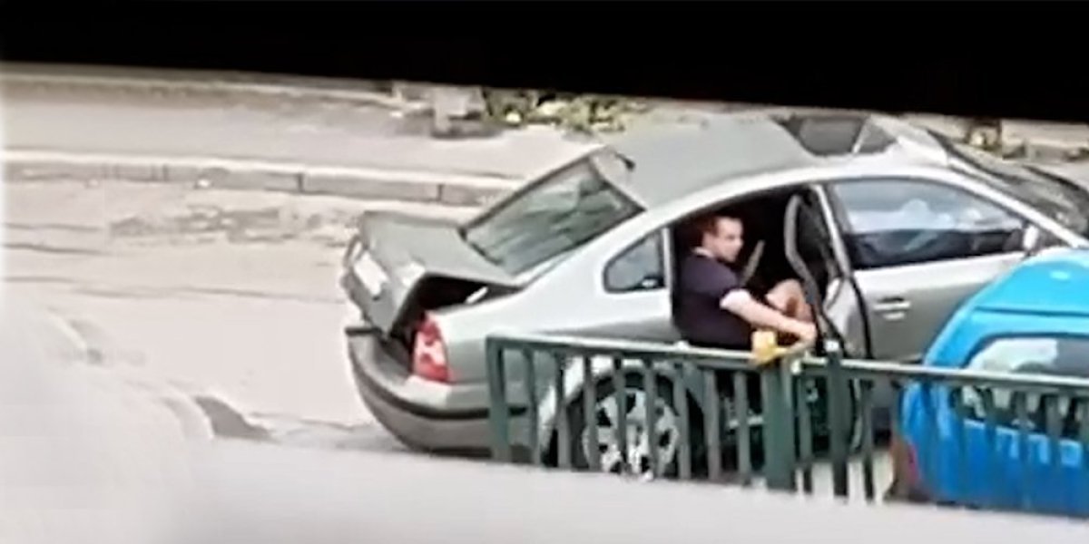 Huligani divljali po Krnjači: Lomili kapije, jedan od njih nosio mesarski nož (VIDEO)