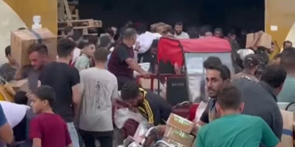 (VIDEO) Ovaj snimak pokazuje pravu razmeru katastrofe u Gazi! Gladni palestinci provaljuju u skladišta UN-a i grabe sve što mogu!