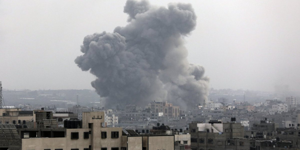 Alarmantno stanje u Pojasu Gaze! Gađan okrug bolnice u kojoj je smešteno 12.000 ljudi! (VIDEO)