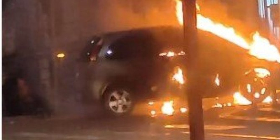UZNEMIRUJUĆE! Pogledajte kako gori automobil u centru Beograda, dim kulja na sve strane