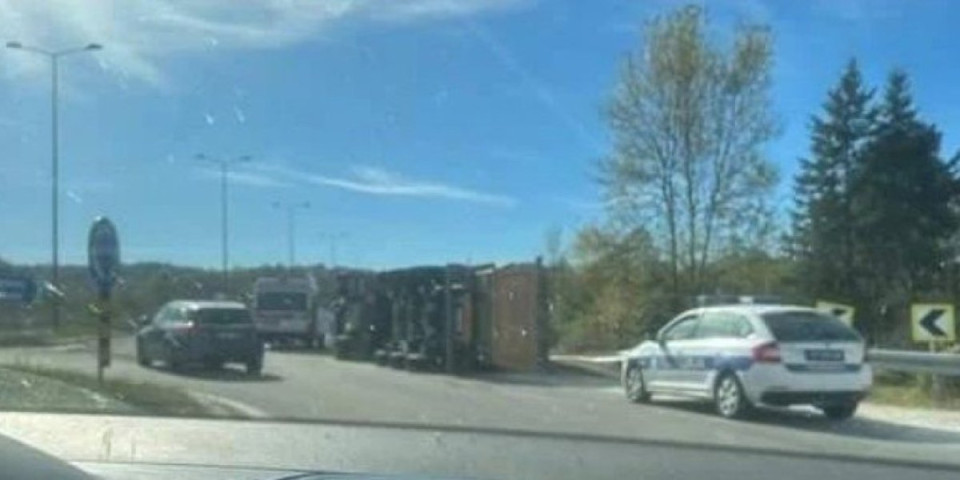 (FOTO) Prevrnuo se kamion na kružnom toku: Nezgoda kod Kragujevca