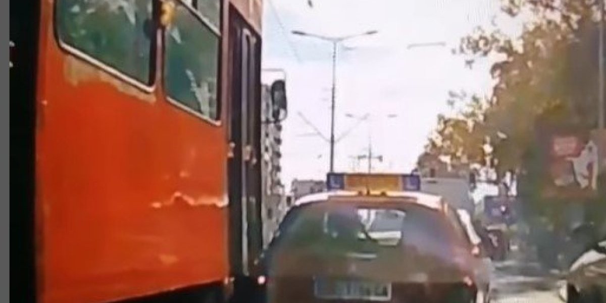 Tramvaj udario u automobil auto škole! Saobraćajka na Trošarini (VIDEO)