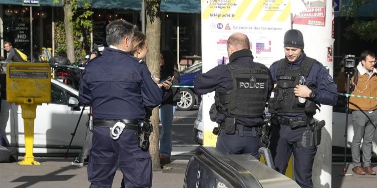 Vikala "Alahu akbar"! Žena upucana u Parizu, pretila da će da se raznese!