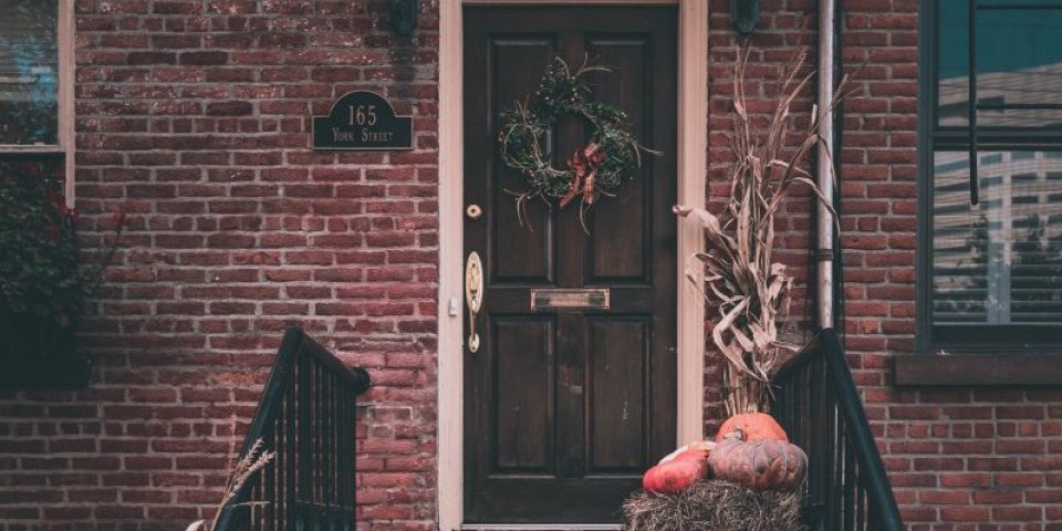 Neka vam dom bude primećen! Jesenja dekoracija vrata koja će svakoga ostaviti bez daha (FOTO)