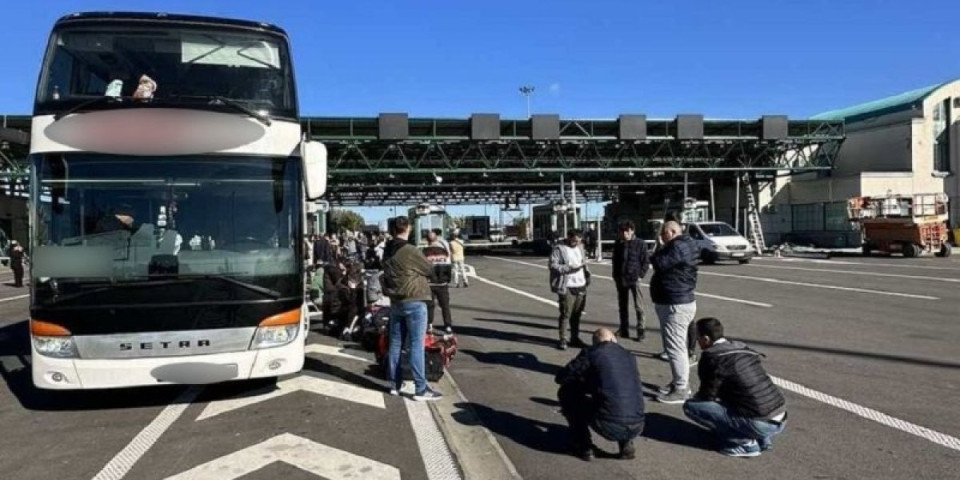 Carinici zaustavili autobus na Horgošu i ostali u šok: Ispod mini frižidera krio novac