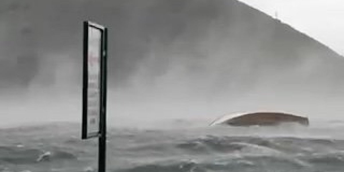Apokaliptične scene iz Crne Gore: Vetar nosi sve pred sobom, talasi prevrću barke i manje brodove (FOTO, VIDEO)