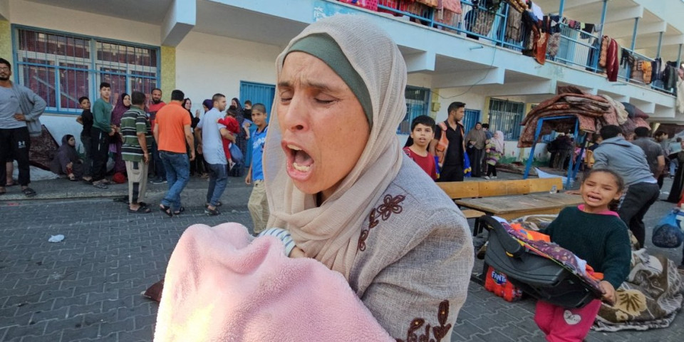 Žene su pekle hleb, krenuo je masakr! Novi brutalni napad Izraela, na meti škola u izbegličkom kampu! (FOTO)