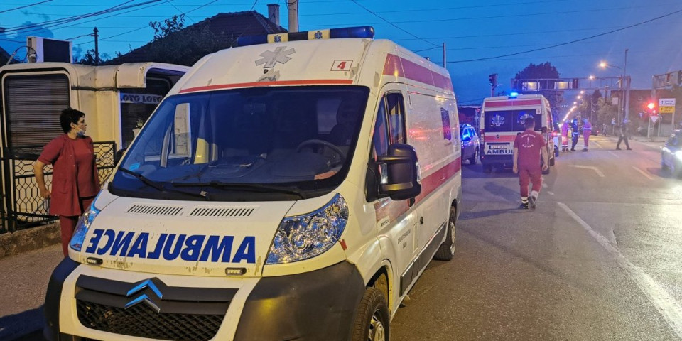 Dvojica mladića i žena povređeni u direktnom sudaru! Teška saobraćajna nezgoda kod Čačka