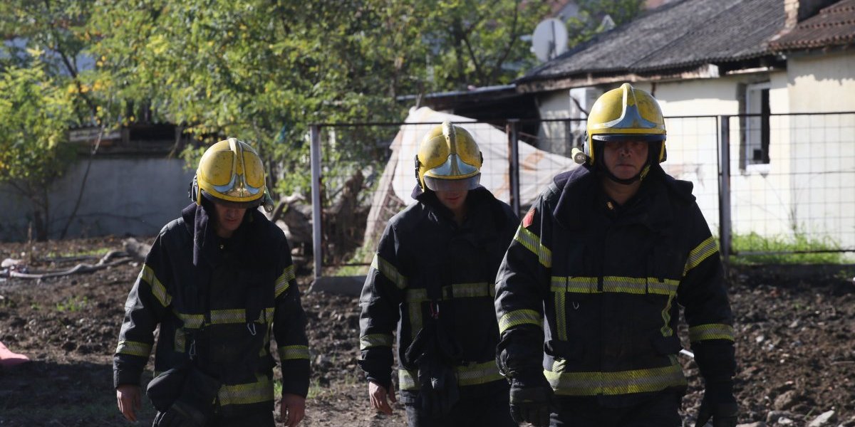 Gori barža sa ugljem na Dunavu: Policija i vatrogasne ekipe na terenu