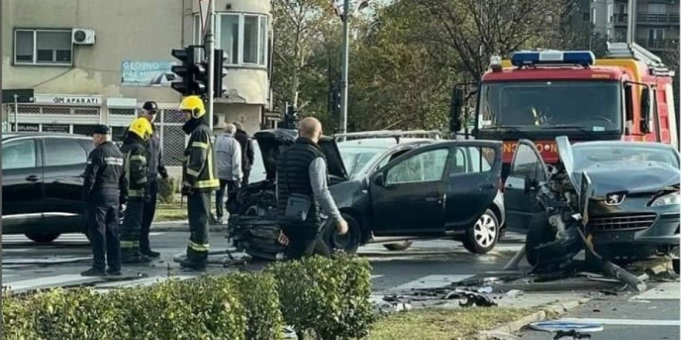 Nesreća u centru Čačka! U sudaru dva automobila povređene tri osobe!