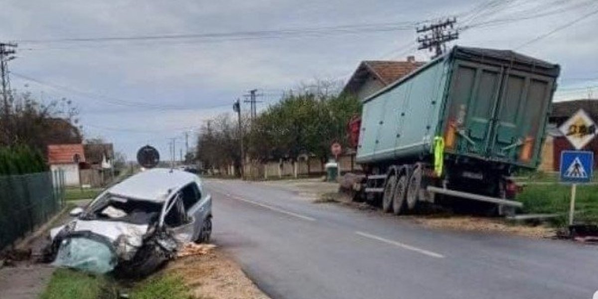 Detalji žestokog sudara kod Apatina: Vozač "golfa" izleteo kroz šoferku sa teškim povredama transportovan u bolnicu (VIDEO)