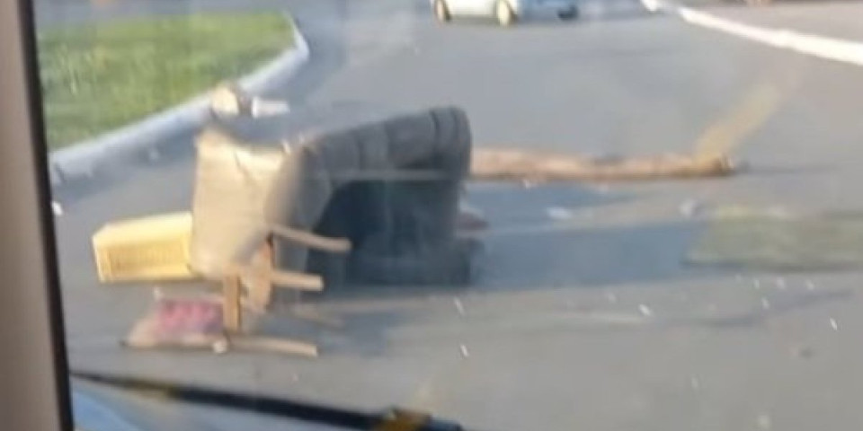 Haos u Zemunu! Muškarac stavio fotelju nasred puta i blokirao saobraćaj, pa fizički nasrnuo na vozače autobusa (VIDEO)