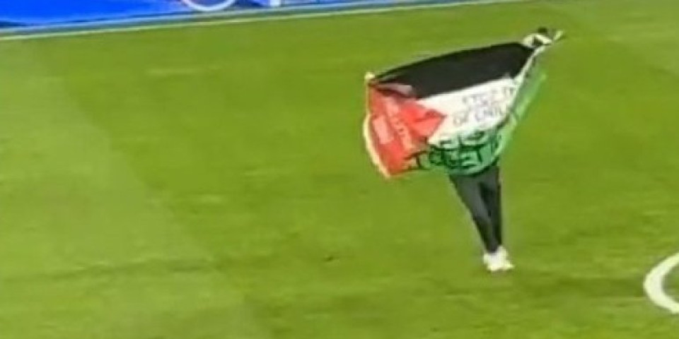 Utakmica prekinuta u Kopenhagenu! Navijač uleteo sa palestinskom zastavom (VIDEO)