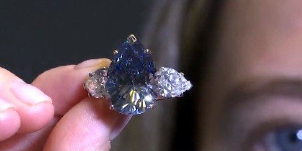 Čuveni plavi dijamant prodat na aukciji za 44 miliona dolara (FOTO/VIDEO)