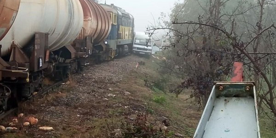 Voz udario kombi  kod Doljevca! Povređene dve osobe, hleb ostao rasut pored pruge (FOTO)