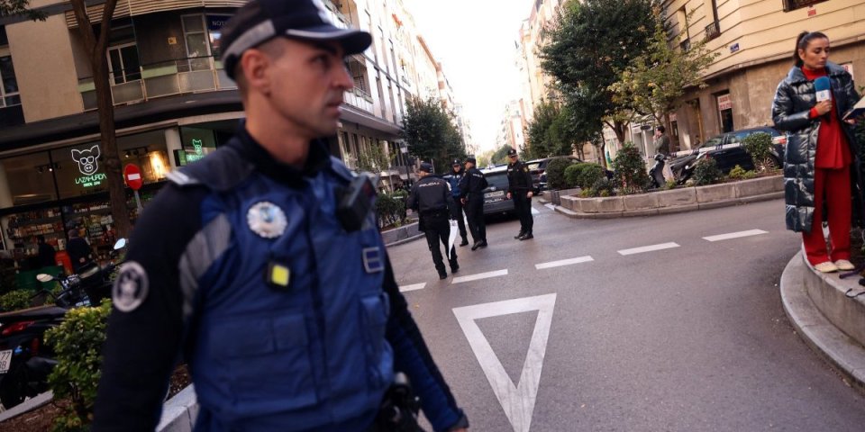 Doneo tortu kolegama na poslu, usledio haos o kojem cela zemlja bruji