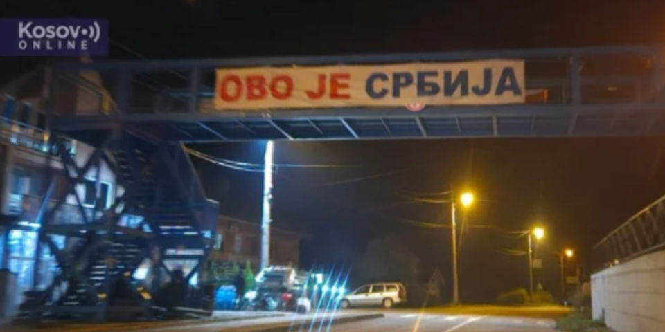 "Ovo je Srbija!" U Sočanici vraćen transparent koji su Kurtijevi banditi uklonili!