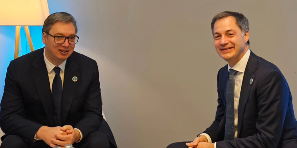 "Dobar razgovor o jačanju bilateralnih odnosa Srbije i Belgije"! Predsednik Vučić stigao na Pariski mirovni forum (FOTO)