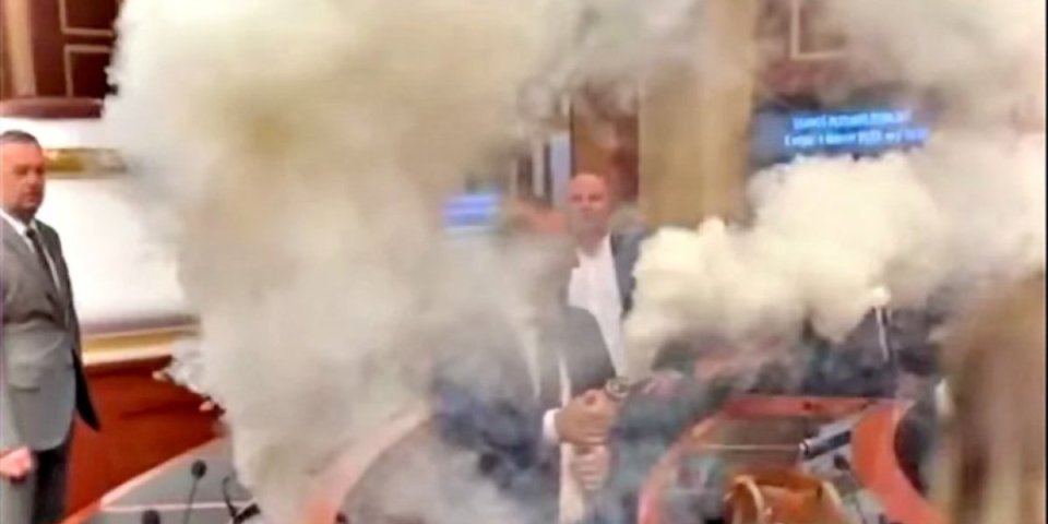 Rusvaj u albanskom parlamentu! Poslanik aktivirao dimne bombe, pre toga napravili još jedan cirkus nasred dvorane! (VIDEO)