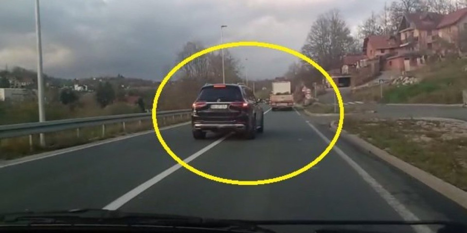 Mercedesovim terencem dva puta preticao preko pune linije! Bahati vozač ugrozio i sebe i druge (VIDEO)
