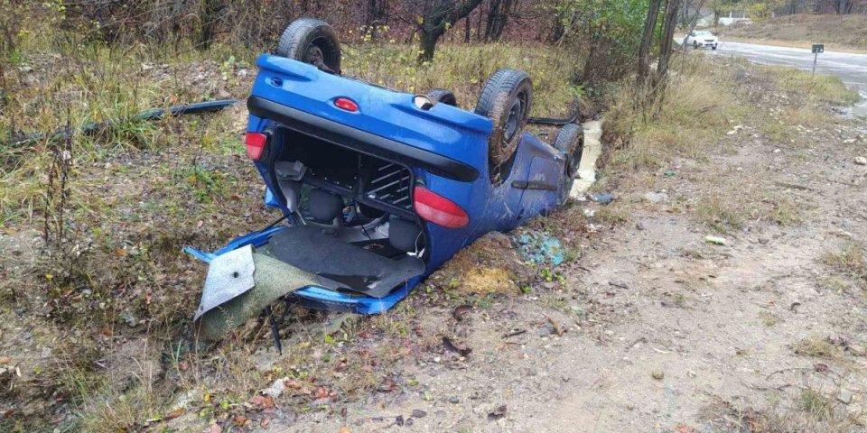 Prevrnule se automobilom na krov, ne zna se kako! Evo u kakvom su stanju tri ženske osobe povređene u nesreći