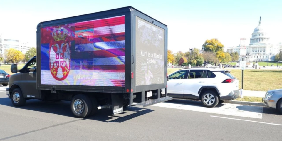 (VIDEO) Majstorija srpske dijaspore u SAD! Ispred Kapitola prošao specijalni kamion - nosio moćnu poruku!