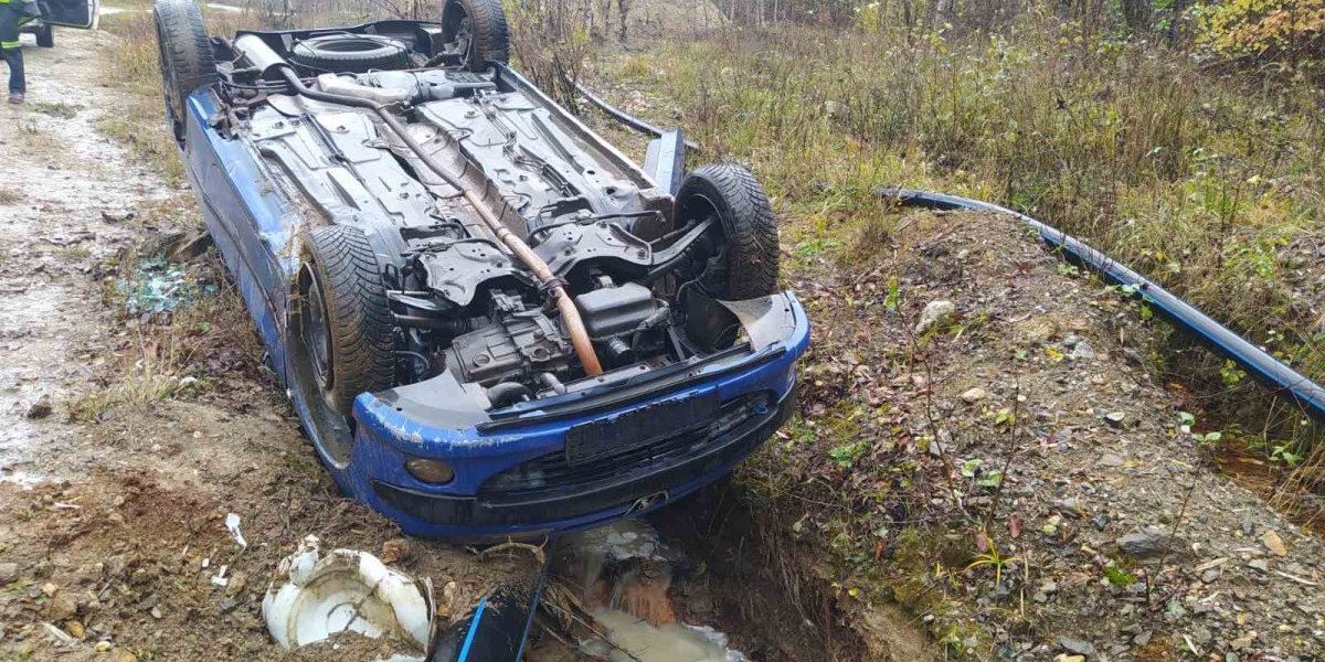 Auto se isprevrtao i završio na krovu! Samo čudom niko nije povređen (FOTO)