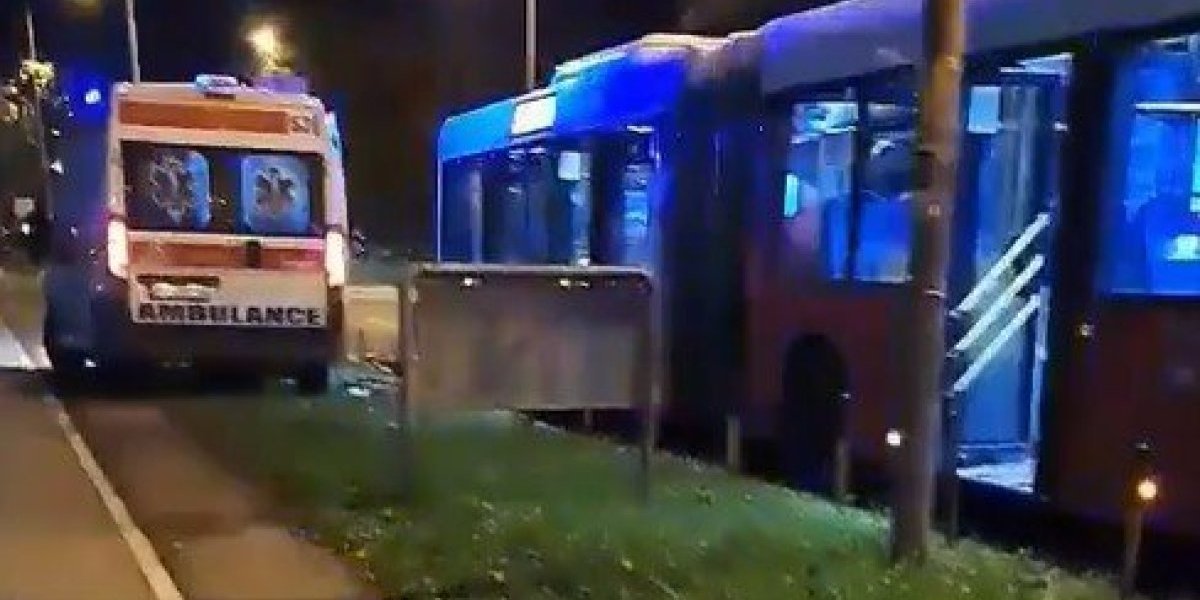 Autobus naleteo na automobil, vozač dobio batine! Nekoliko osoba povređeno, tokom incidenta na Karaburmi