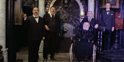 Milivoje Mića Tomić nikada nije bio glumac koji je iz udarne pozicije pokazivao šta ume, ali je zato iz senke poklanjao gledaocima svoj talenat u punom sjaju.