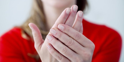 Promena boje kože na  šakama može biti prvi simptom ozbiljnijeg poremećaja cirkulacije poznatog kao Rejnoov sindrom.