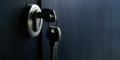 Porodica sa malom bebom doživela je neprijatno iskustvo kada su agent i nekoliko nepoznatih osoba nenajavljeno ušli u njihov iznajmljeni stan.