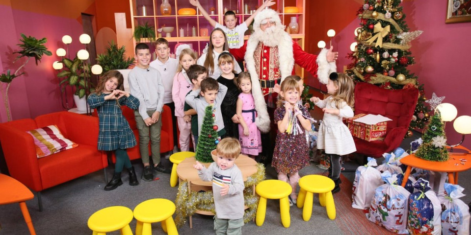 Deda Mraz prvo stigao u Informer! Mališani oduševljeni zbog poklona (FOTO, VIDEO)