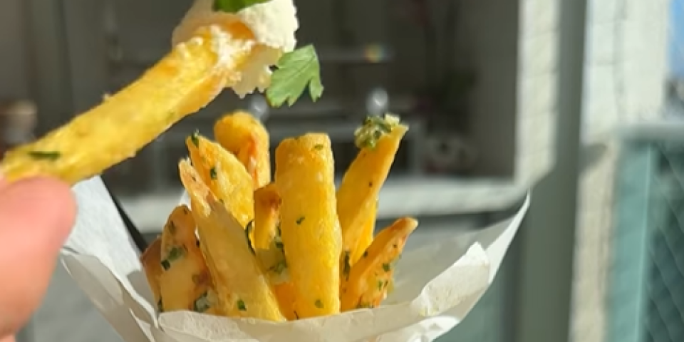 Neprevaziđen ukus, hrskavo savršenstvo! Od sada ćete uvek ovako praviti pomfrit (VIDEO)
