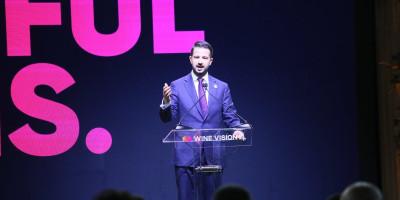 Predsednik Crne Gore Jakov Milatović rekao je da je odlučio da sazove hitnu sednicu Saveta za odbranu i bezbednost zbog, kako je naveo, eskalacije nasilja na ulicama i sukoba kriminalnih klanova.