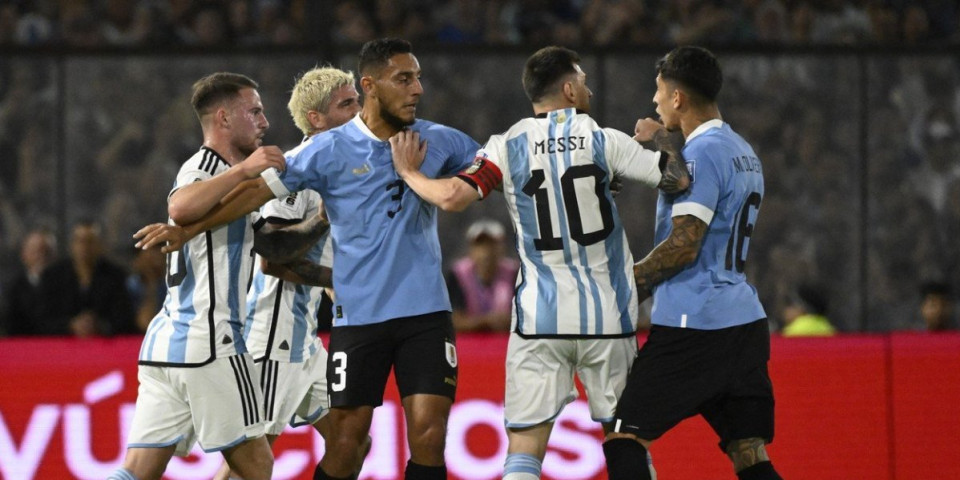 Mesi udario protivnčkog igrača, pa ga uhvatio za vrat! Argentinac pobesneo, ovakvog ga nismo nikada videli (VIDEO)
